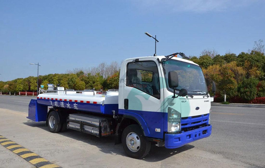 Electric Isuzu Airport lavatory truck