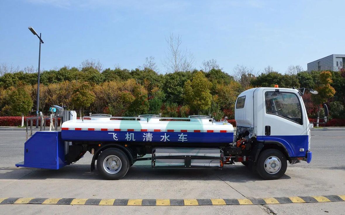 Electric Isuzu Airport lavatory truck