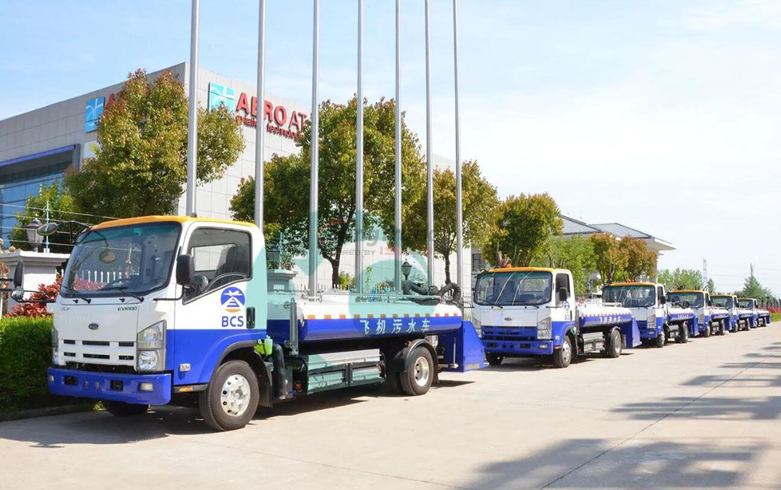 Electric Isuzu Airport lavatory truck