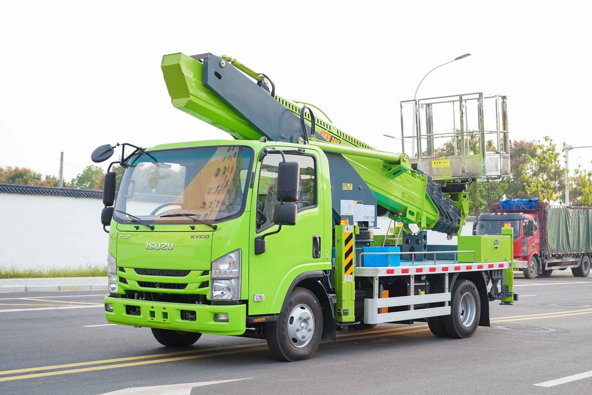 Isuzu 32m aerial work vehicle and Isuzu engine can switch between rear drive and four-wheel drive. The working height is 32m, and the working platform has a load of 200KG