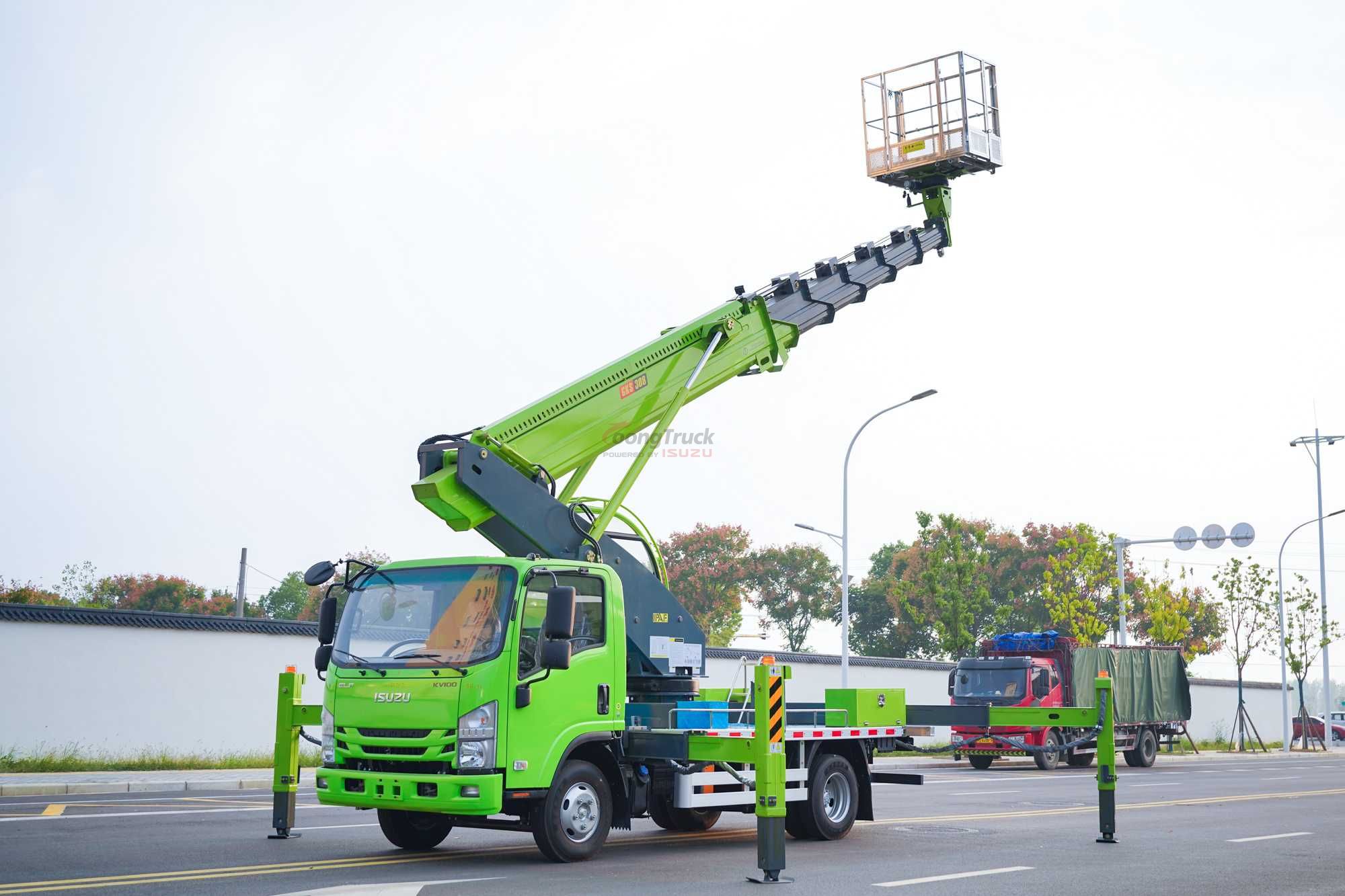 Isuzu 32m aerial work vehicle and Isuzu engine can switch between rear drive and four-wheel drive. The working height is 32m, and the working platform has a load of 200KG