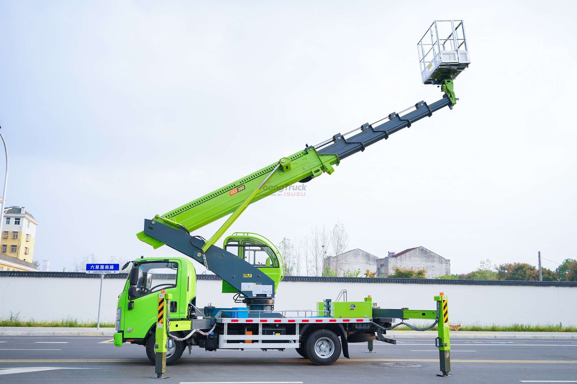 Isuzu 32m aerial work vehicle and Isuzu engine can switch between rear drive and four-wheel drive. The working height is 32m, and the working platform has a load of 200KG