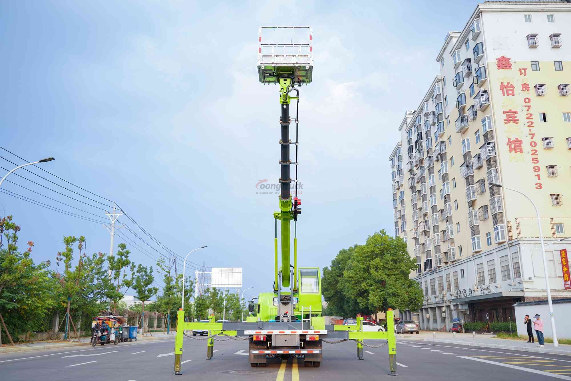 Isuzu 32m aerial work vehicle and Isuzu engine can switch between rear drive and four-wheel drive. The working height is 32m, and the working platform has a load of 200KG